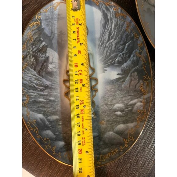 Set of 2 Our Lady of Lourdes Collector Plate: Hector Garrido Porcelain 1994 - Picture 9 of 10